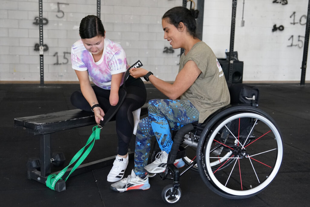 Carmen in actie tijdens de personal training aan Megan Hollander die een armamputatie heeft.